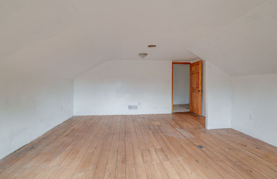 208 E Erie Rd Int-23