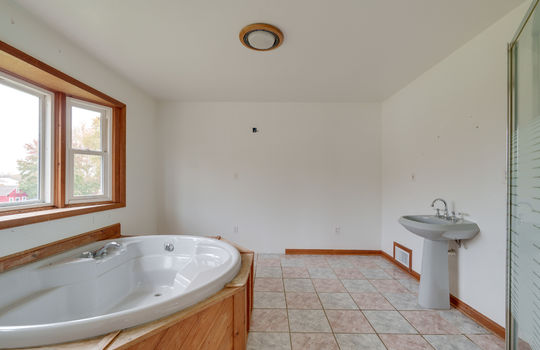 208 E Erie Rd Int-30