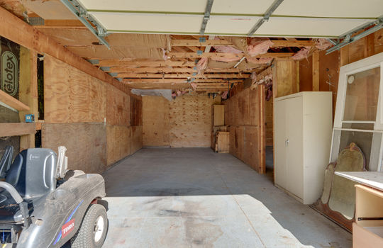 208 E Erie Rd Int-33