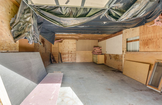 208 E Erie Rd Int-34