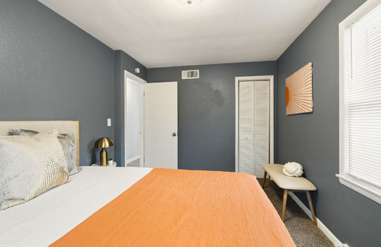 4841 Leamington Ave Int-12