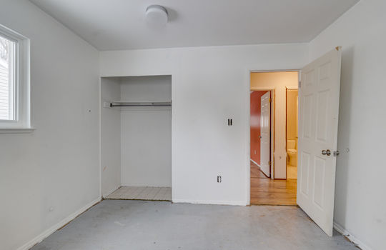 7076 Middlebury Dr Int-17