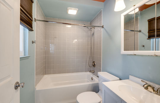 7076 Middlebury Dr Int-23