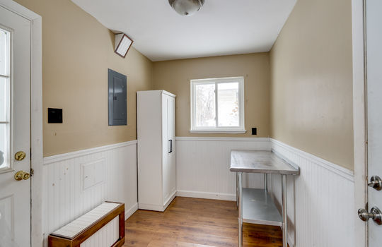 7076 Middlebury Dr Int-9