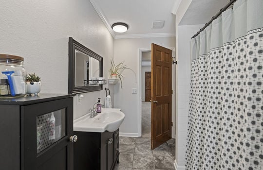 8500 Adler Rd Int-32