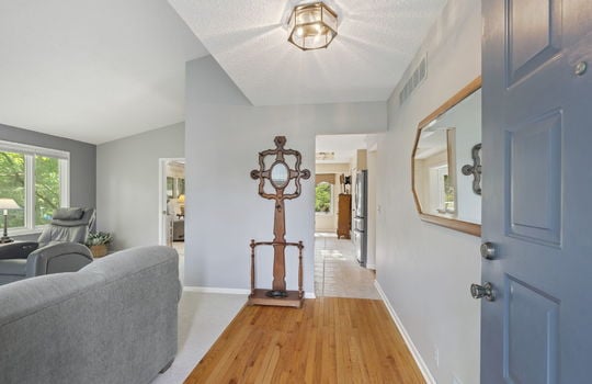 17-web-or-mls-10735 Secor Rd Int-1