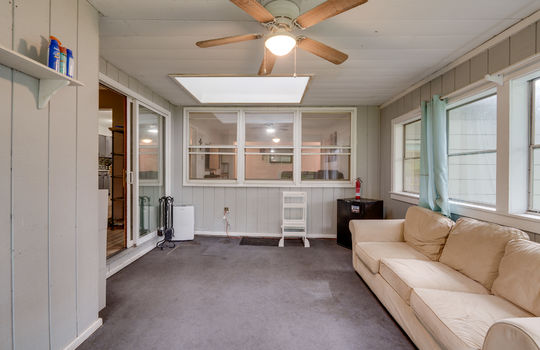 326 W 7th St Int-14