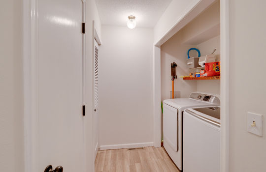 326 W 7th St Int-16