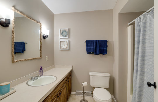 326 W 7th St Int-17