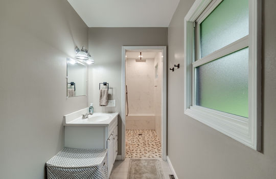 326 W 7th St Int-24