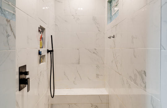 326 W 7th St Int-25