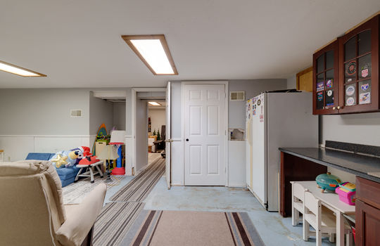 326 W 7th St Int-26