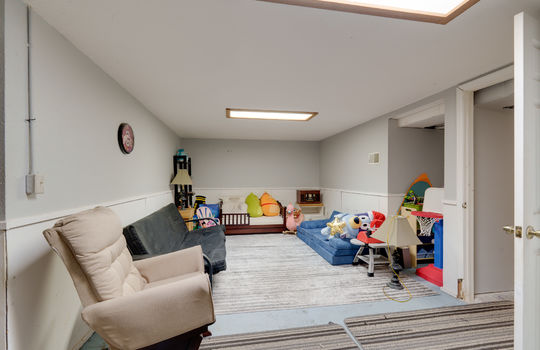 326 W 7th St Int-27