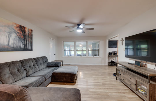 326 W 7th St Int-3