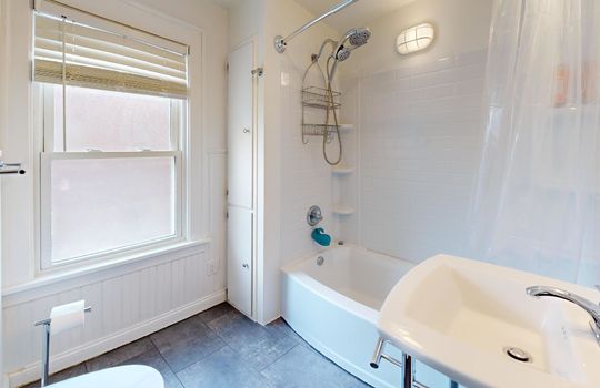 615-Borgess-Ave-Bathroom