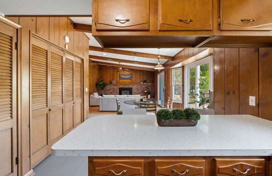 3384 Springdale Dr Int-11