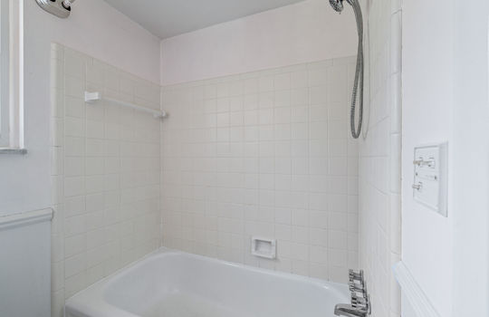3384 Springdale Dr Int-24