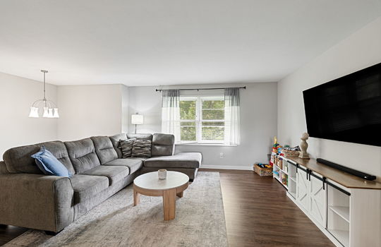 11-web-or-mls-2160 Eastedge Dr Int-3