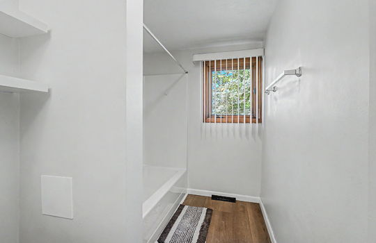 22-web-or-mls-9901 Secor Rd Int-12