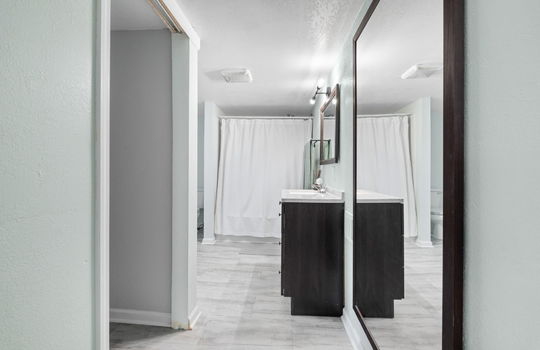 40-web-or-mls-6308 Yankee Rd Int-28
