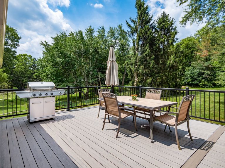 013_2165 Welsh Hills NE 111-2