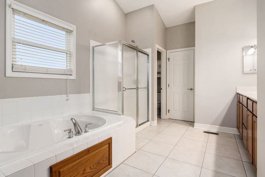 019_426 Crestview Woods Dr128