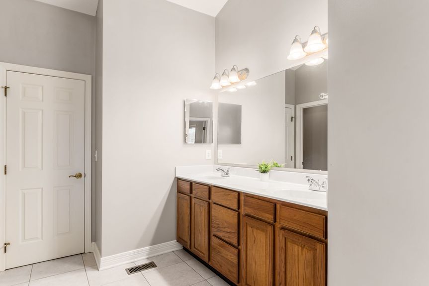 020_426 Crestview Woods Dr126