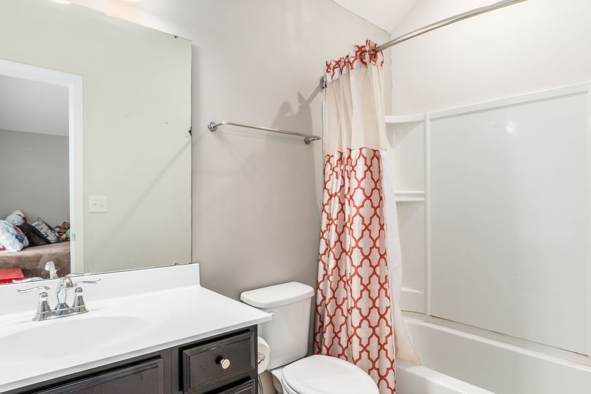 024_OM- 2028 Pine Hills Dr080