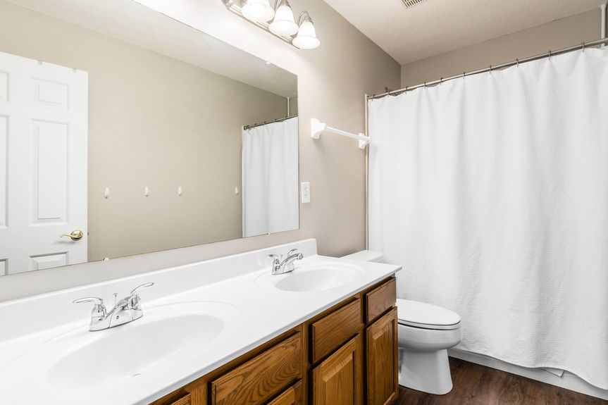 025_426 Crestview Woods Dr100