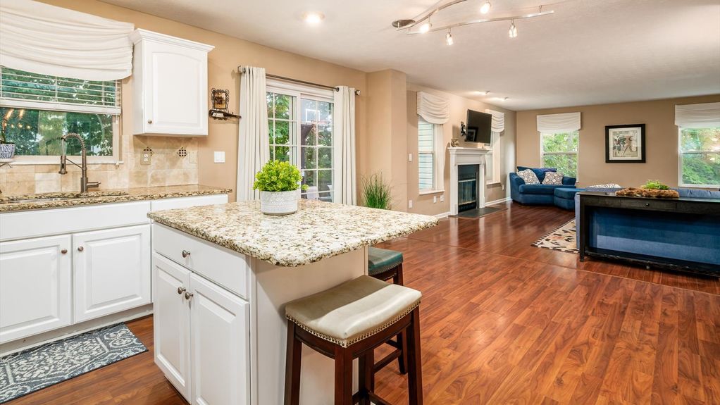 09-z 657 Norfolk Square S024