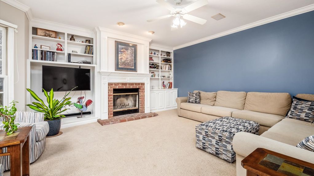 12-z 111 N Galway Dr033