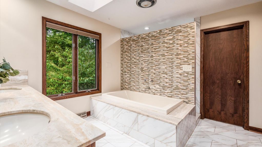 17-z 140 Pembroke Ln113