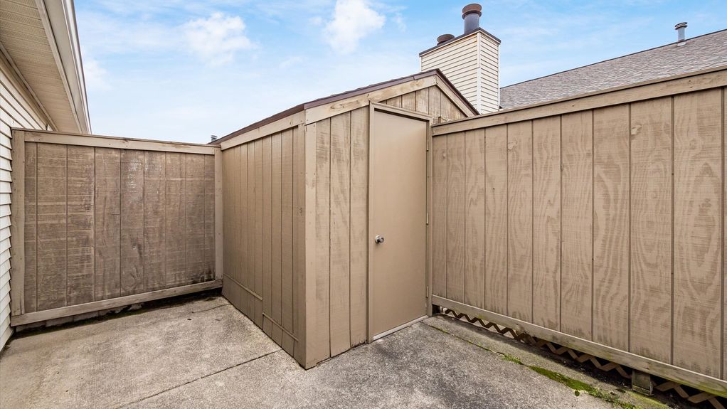 18-z 107 Belmont Ave058