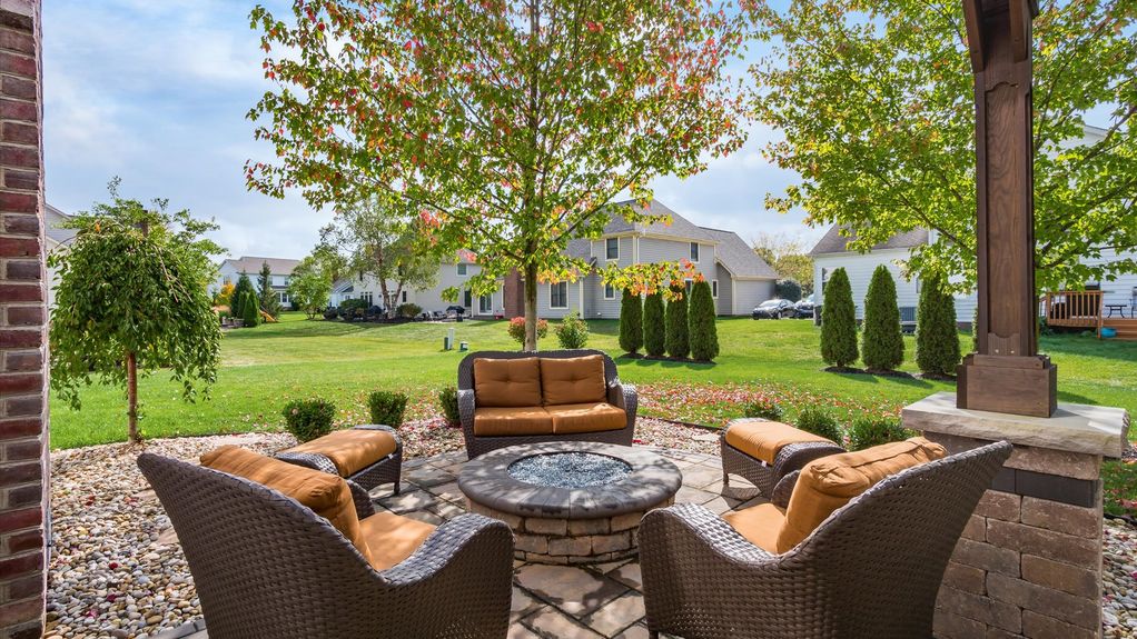 19-z 8693 Belworth Square016