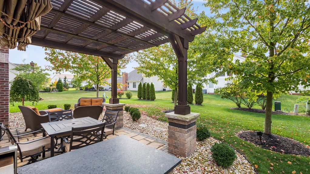 21-z 8693 Belworth Square018