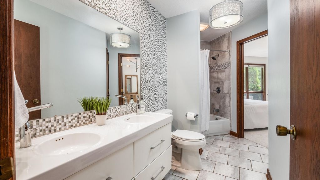 22-z 140 Pembroke Ln085