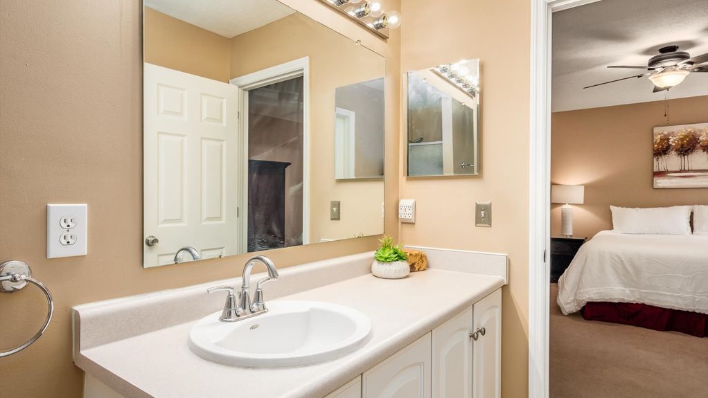 28-z 657 Norfolk Square S092