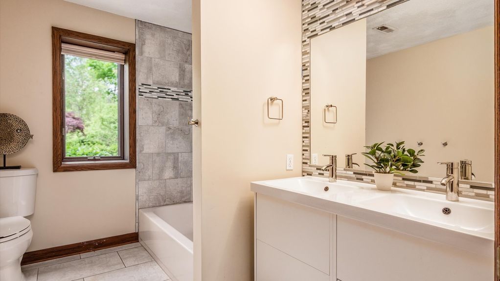 34-z 140 Pembroke Ln147