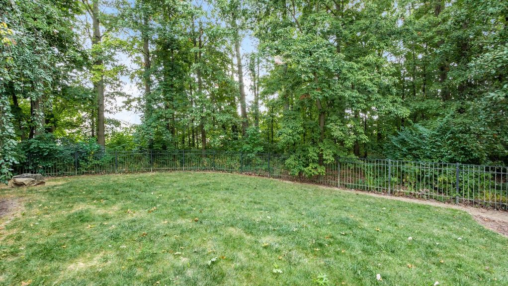 50-z 657 Norfolk Square S141