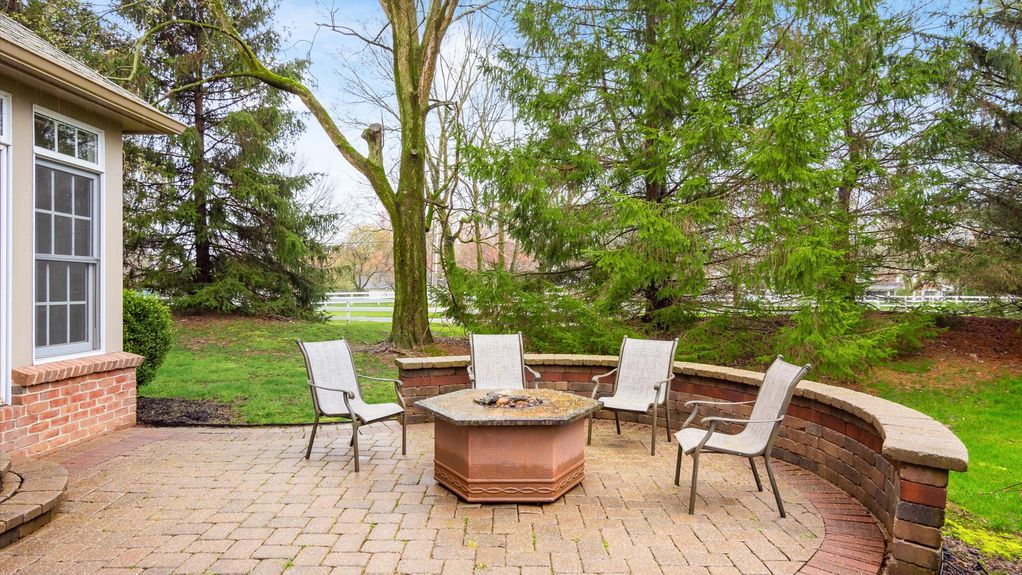 57-z 111 N Galway Dr195