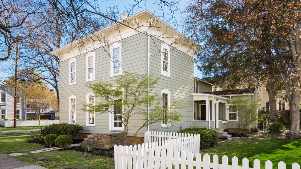 01-z 134 N Pearl St221