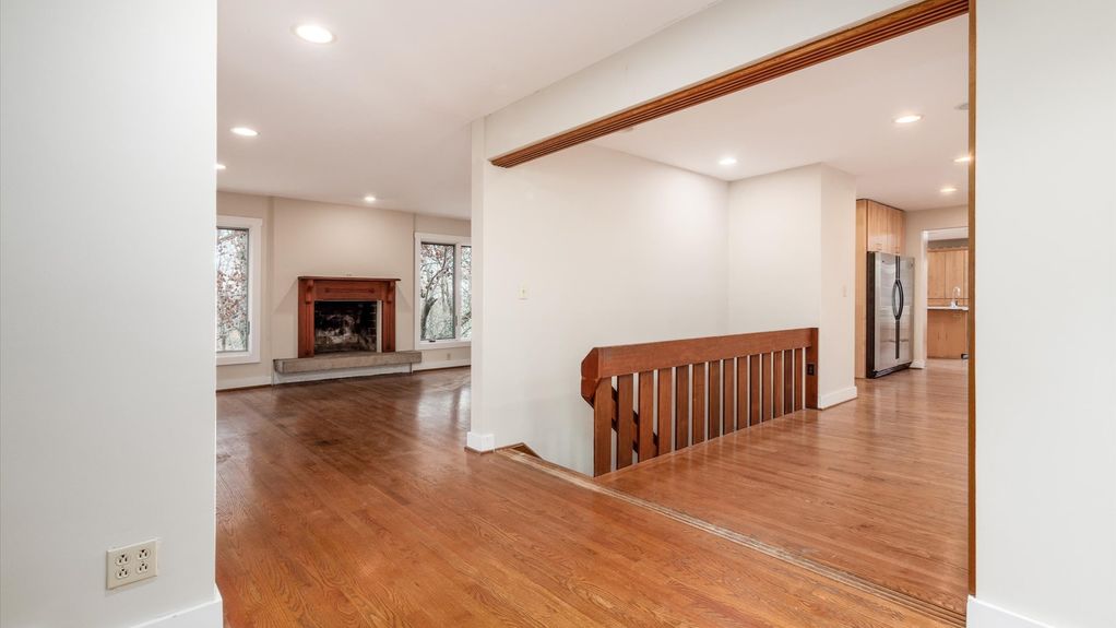 01-z 560 Queens Dr N interior001