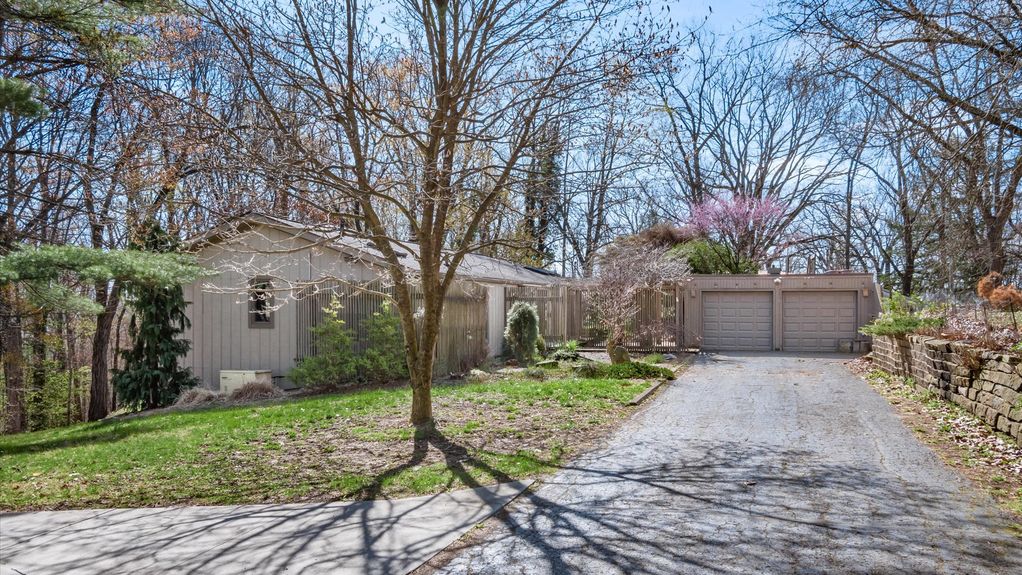 01-z 560 Queens Dr exterior001-2