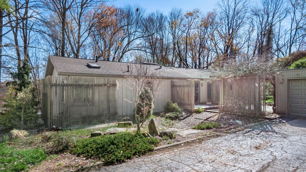 02-z 560 Queens Dr exterior003-2