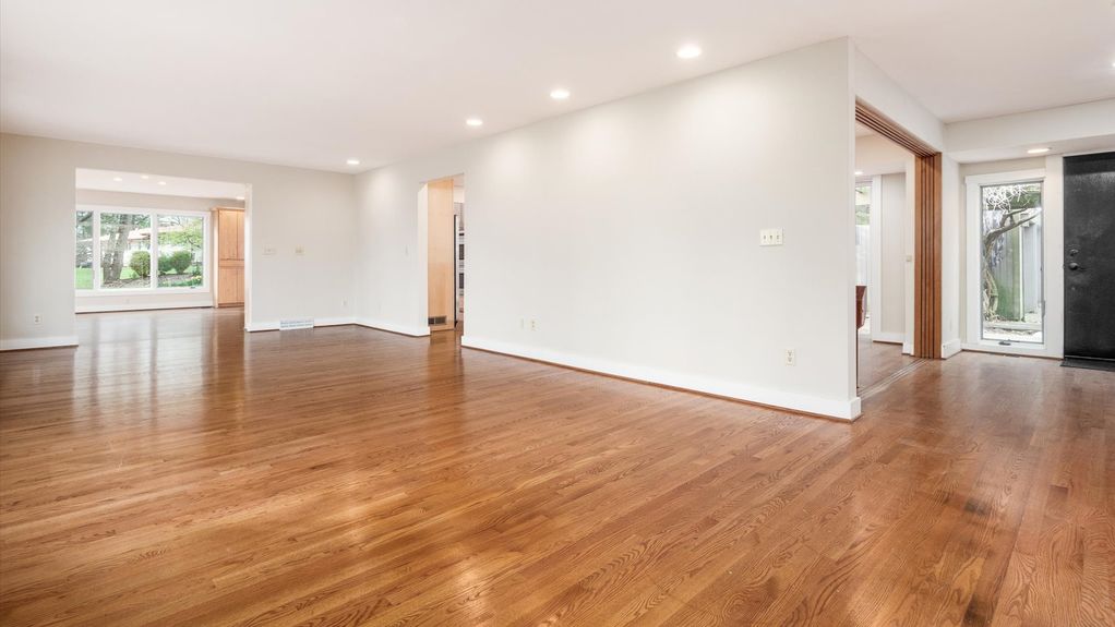 03-z 560 Queens Dr N interior008