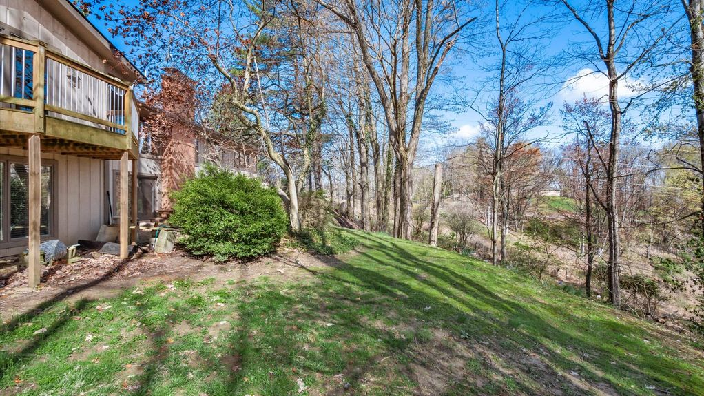 03-z 560 Queens Dr exterior005-2