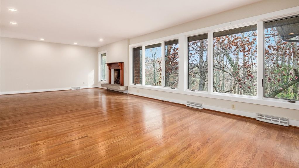 04-z 560 Queens Dr N interior014