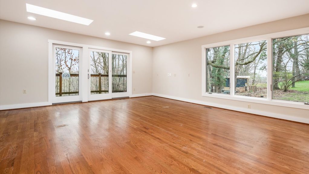 05-z 560 Queens Dr N interior017