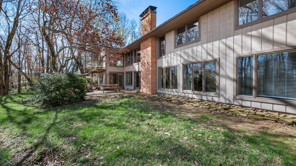 05-z 560 Queens Dr exterior007-2