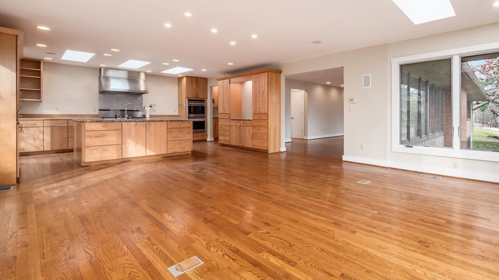 06-z 560 Queens Dr N interior023